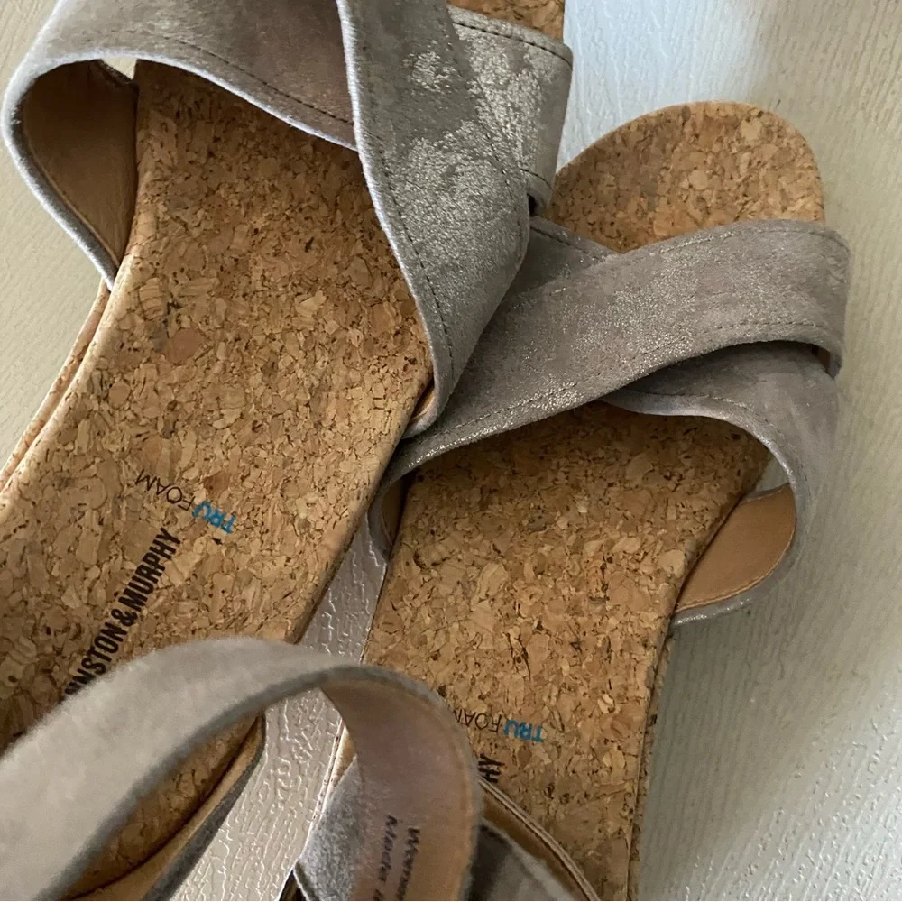 Johnston & Murphy Gigi Pewter Metallic  Suede Cross-Band Sandals 9.5m comfort